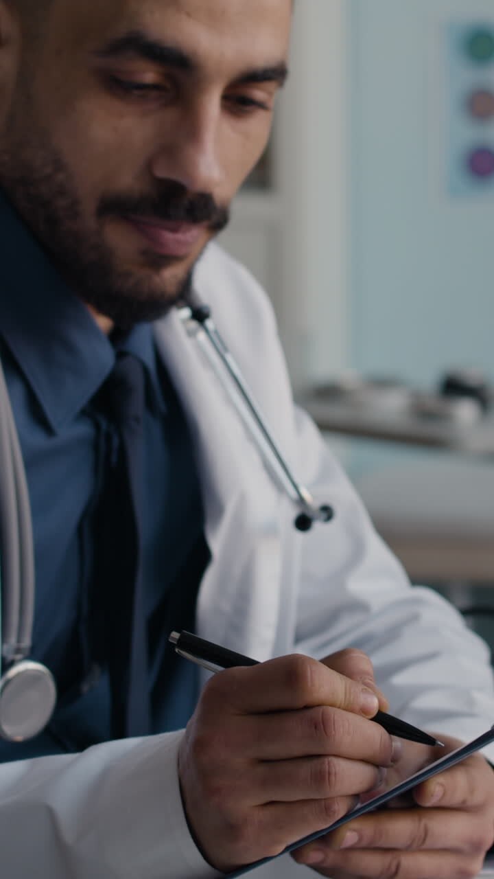 médico escribiendo en el clipboard