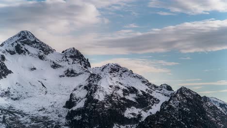 Cumbre-Nevada-De-La-Cima-D&#39;asta-De-La-Montaña-Cauriol-En-Italia,-Trentino