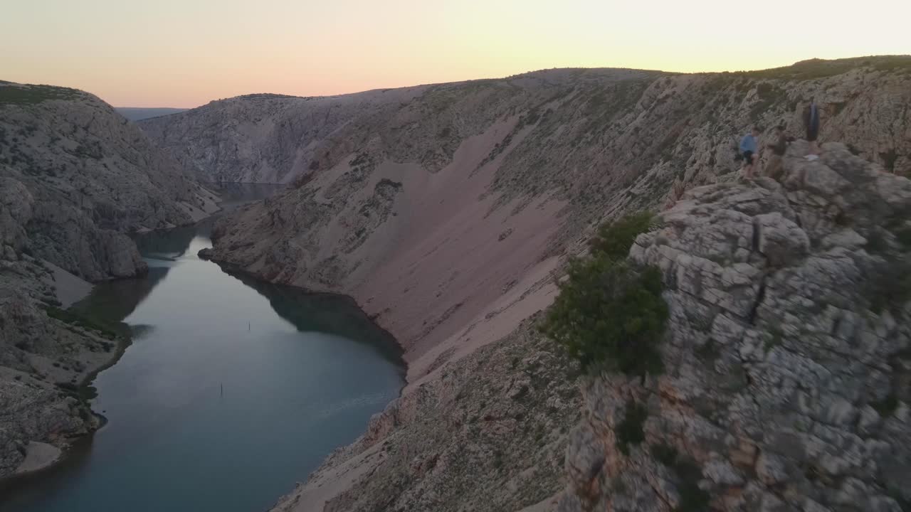 los drones vuelan sobre el cañón del río zrmanja durante la hora dorada, el cielo colorido y el débil sol de otoño
