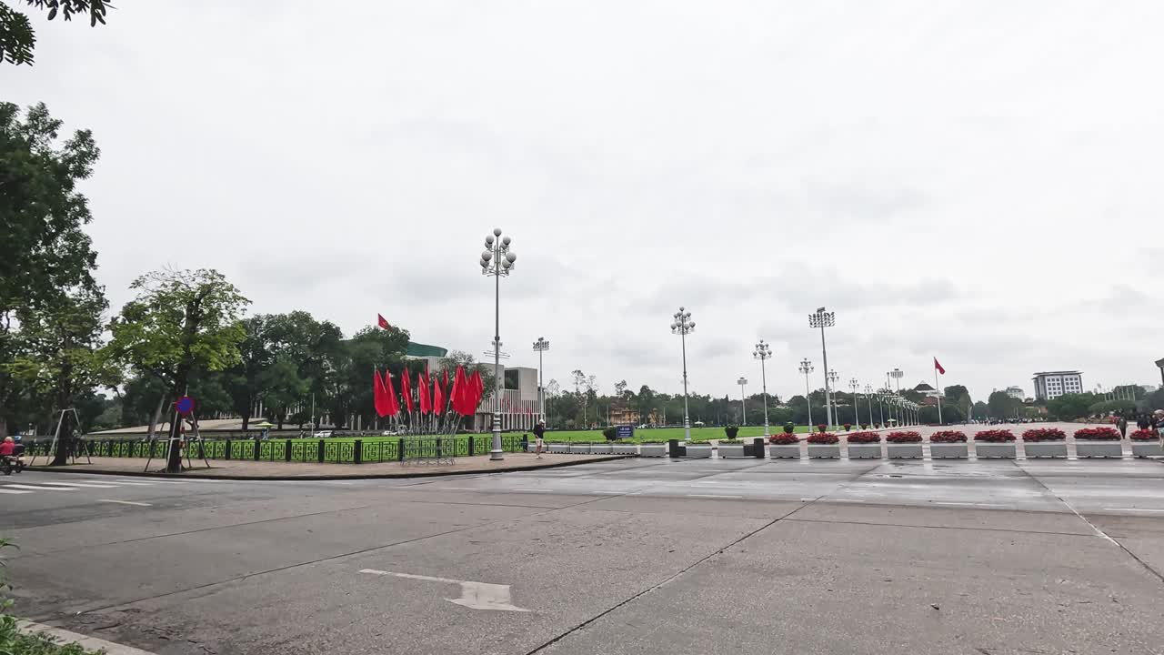 Phương tiện và người đi bộ băng qua đường đô thị