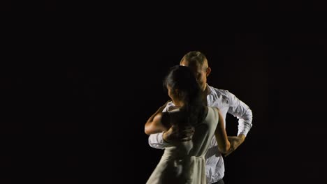 pareja bailando por la noche