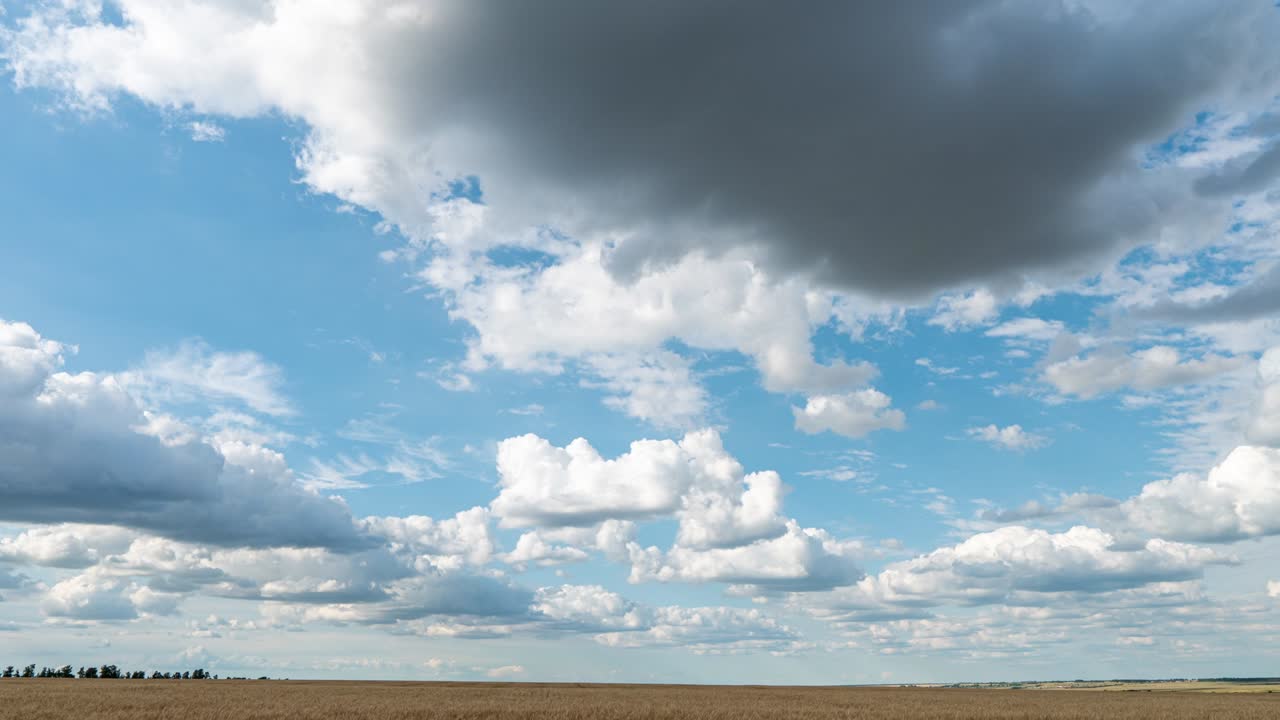 hermosas nubes en el campo, lapso de tiempo, verano hermoso paisaje, bucle de video