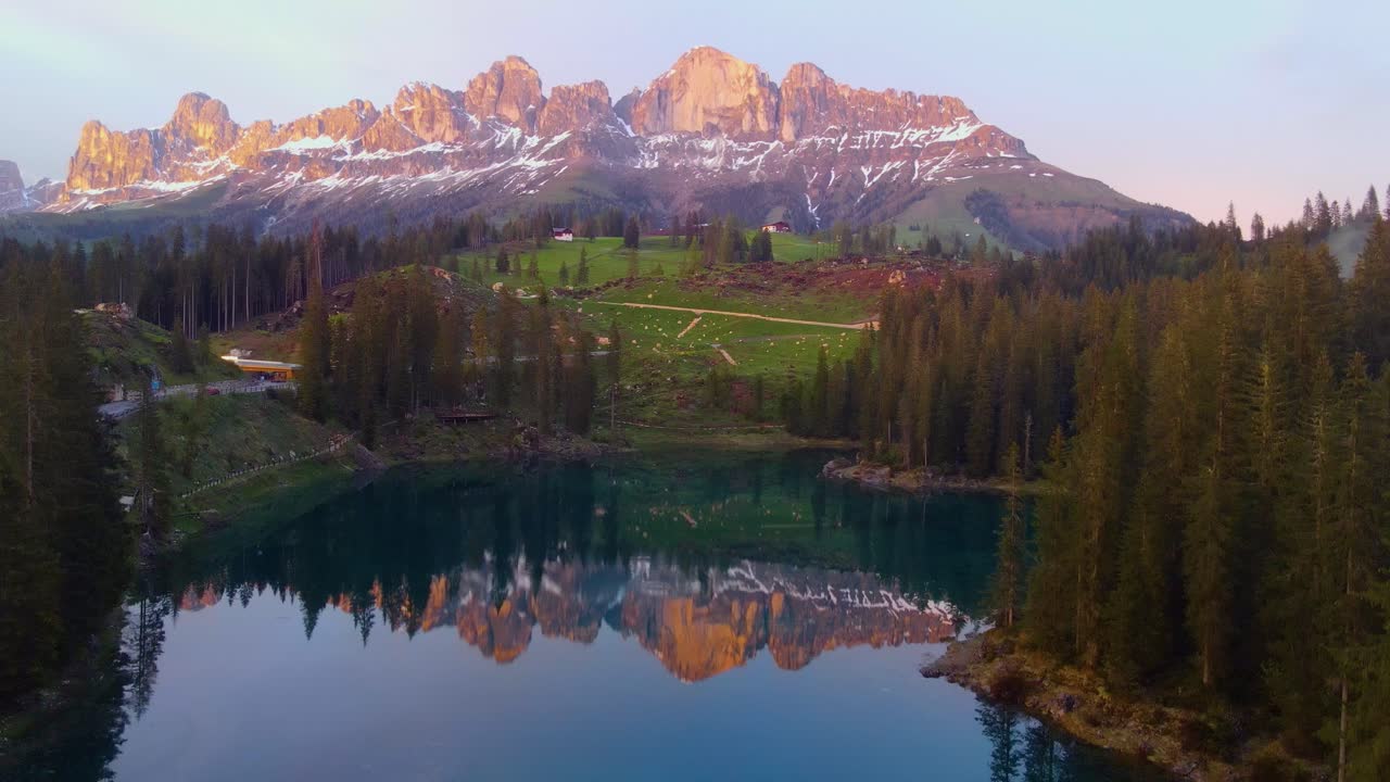 대자연 의 놀라운 아름다움을 관찰 할 때, 높이  ⁇ 아 있는 산 들 의 웅장 함,  ⁇  없는 하늘, 푸른 녹지, 그리고 매혹적인 호수 를 볼 수 있습니다.