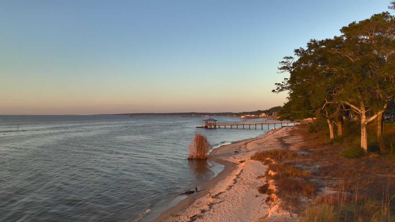 muelle en la bahía móvil al atardecer