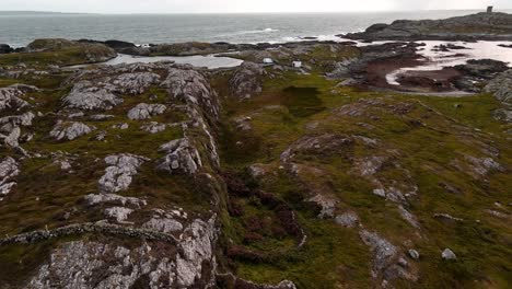 Un-Paisaje-Irlandés-Rocoso-Y-Verde-En-La-Costa-Con-Una-Carretera-Y-Una-Autocaravana-Estacionada-Junto-A-Una-Piscina.