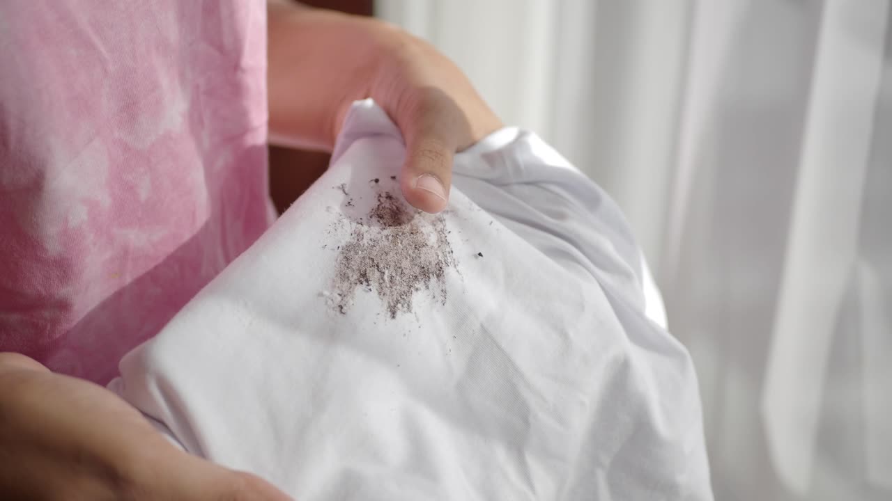 셔츠에서 얼룩을 제거하는 것