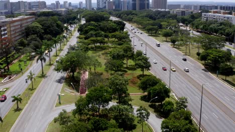 Paisaje-Urbano,-Zonas-Urbanas-Verdes,-Contaminación-Vehicular-Y-Emisiones-Del-Tráfico