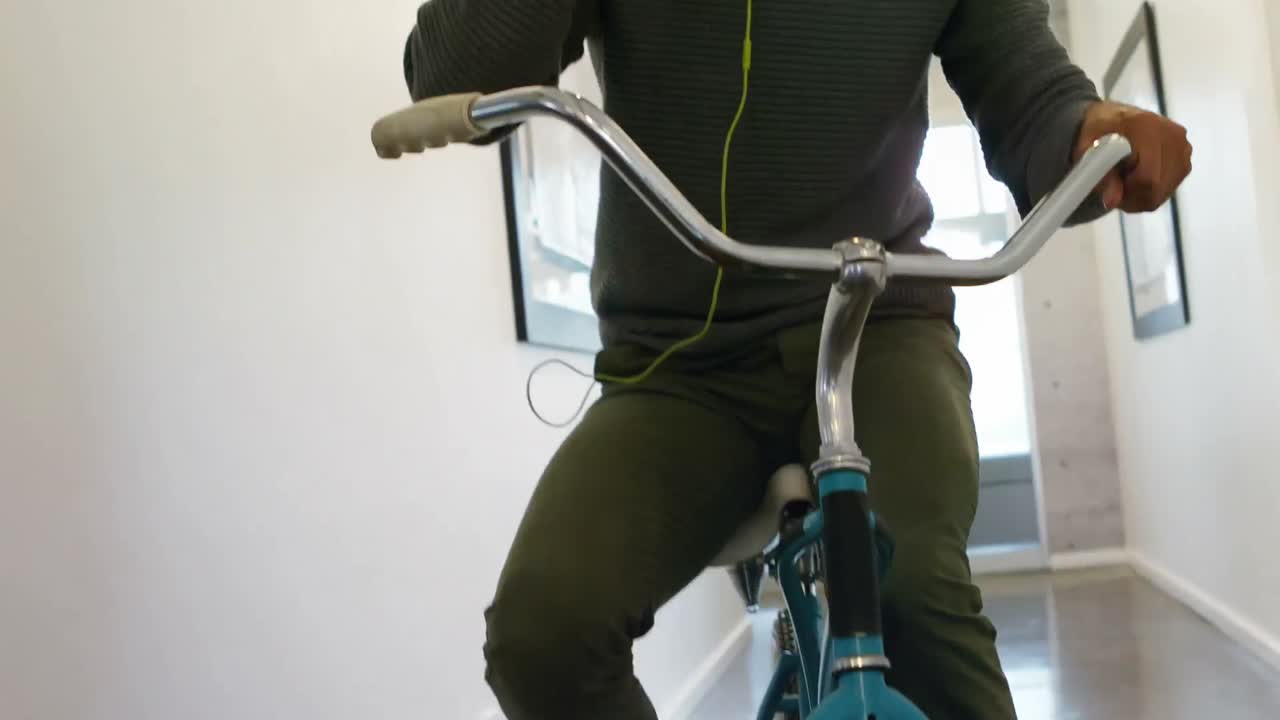 ejecutivo masculino hablando por teléfono móvil mientras anda en bicicleta