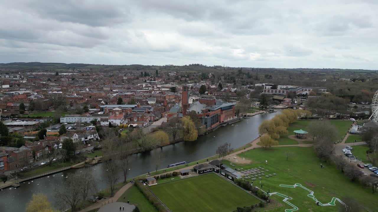 antena de drone de alta panorámica stratford upon avon inglaterra vista aérea de drones