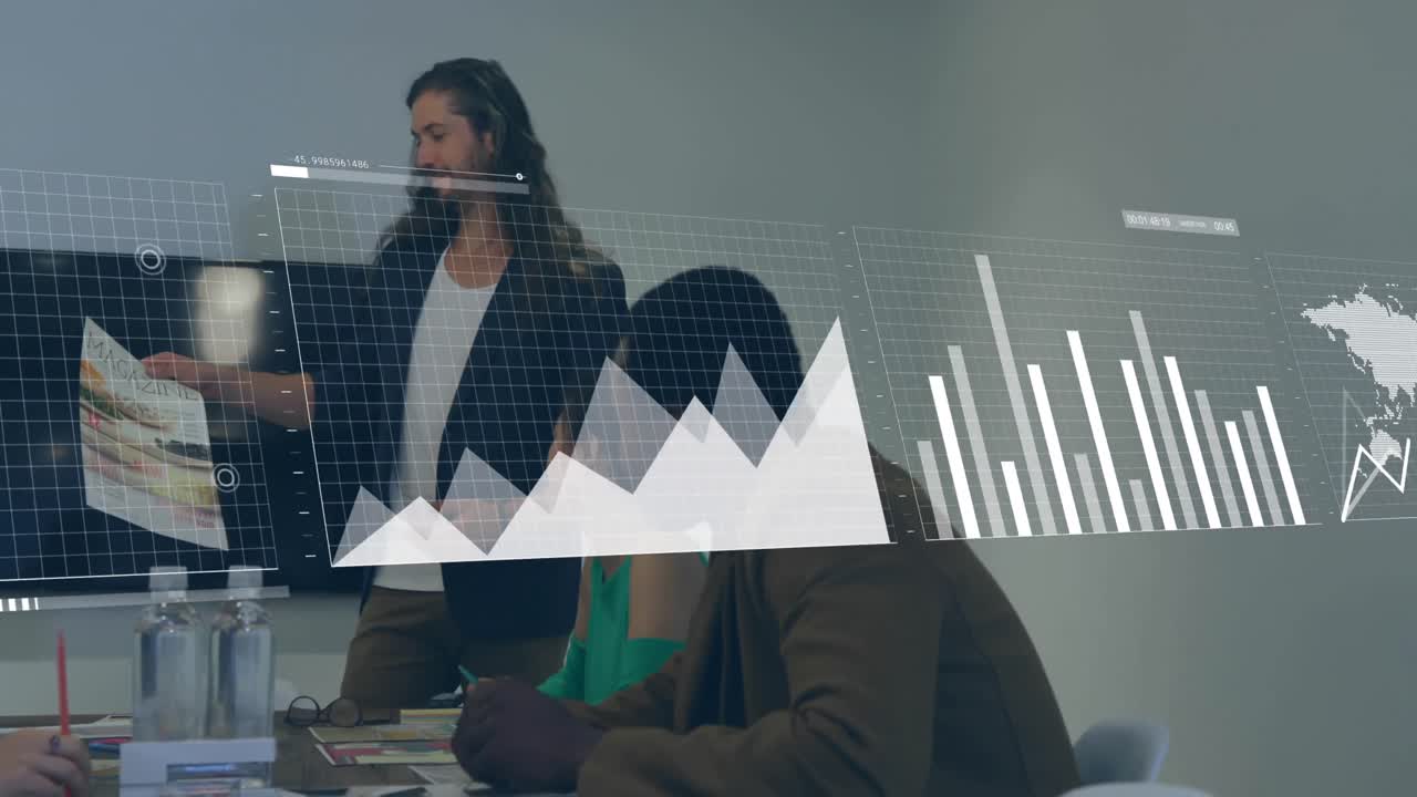 animación de múltiples gráficos y mapas sobre diversos hombres mostrando arte a sus compañeros de trabajo en la oficina.