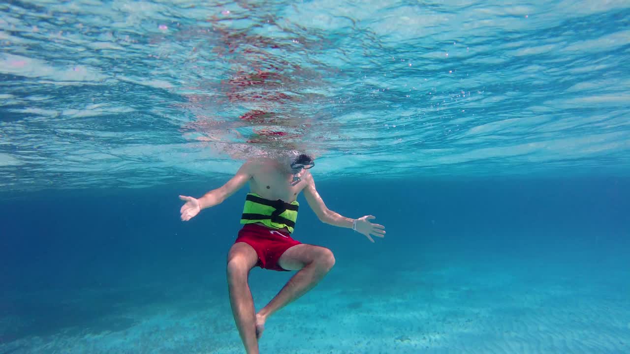 고요하고 푸른 바다에 몸을 담그고 수중 세계를 발견하는 용감한 모험가