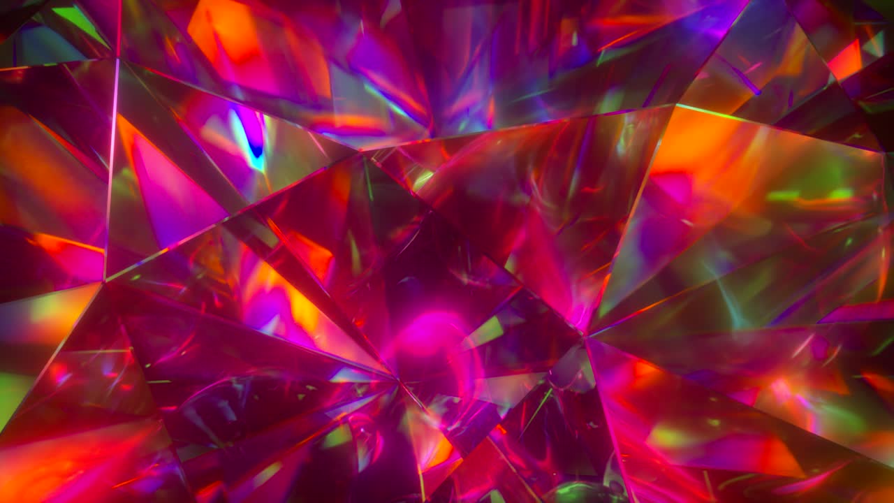 la luz pasa a través de las facetas de un diamante que gira lentamente y crea resplandores repetitivos y colores brillantes del arco iris. dispersión del arcoíris de la luz.