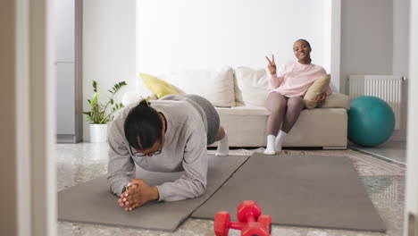 mujeres haciendo deporte en casa
