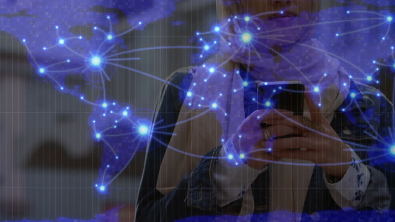 animación de la red de conexiones y el mapa del mundo sobre la mujer biracial usando un teléfono inteligente.