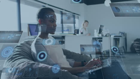 animación de escáneres redondos y procesamiento de datos sobre una mujer afroamericana que usa una computadora portátil en la oficina