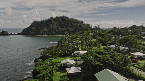 Hana-Maui-Hawaii-Aerial-V9-Drohne-Fliegt-Entlang-Der-Zerklüfteten-Küste-Und-Fängt-Wohngebiete-Am-Meer,-Küstenstädte,-Schwarze-Sandstrände-Und-Gemeinschaftsparks-Im-Sommer-Ein-–-Aufgenommen-Mit-Mavic-3-Cine-–-Dezember-2022