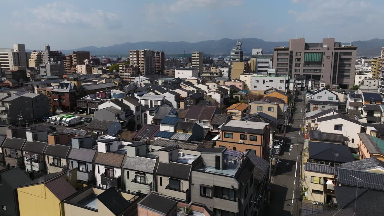 vista aérea de casas residenciales y calles de kioto, japón