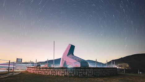 épico lapso de estrellas envuelve el monumento en la presa este de la isla alta sai kung hong kong