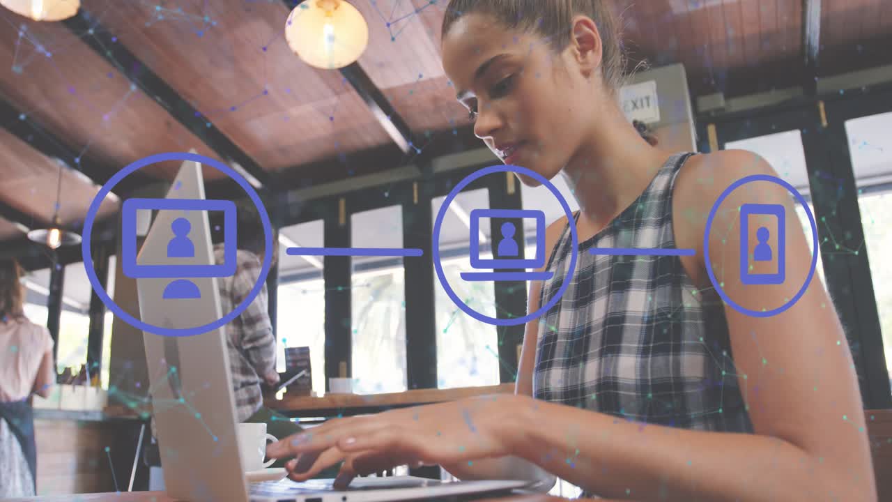 Animazione di rete di connessioni con icone su donna che usa il portatile