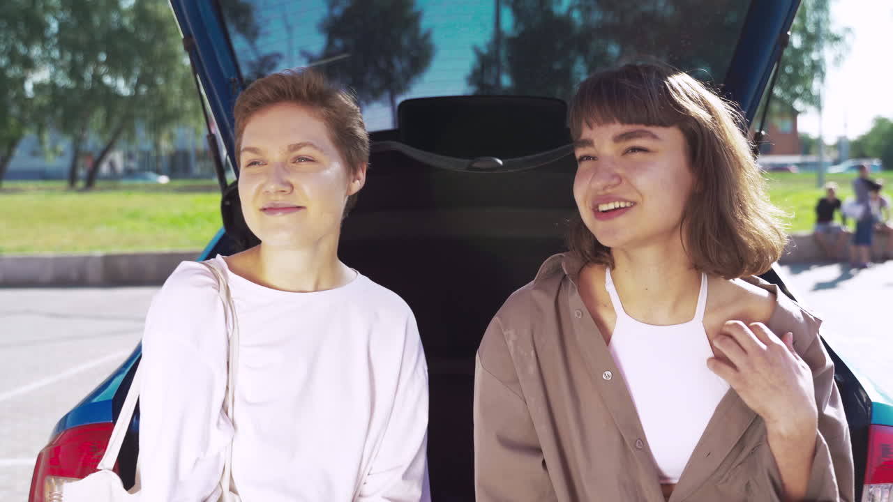 두 친구 가 자동차 트크 를 로드 하고 있다