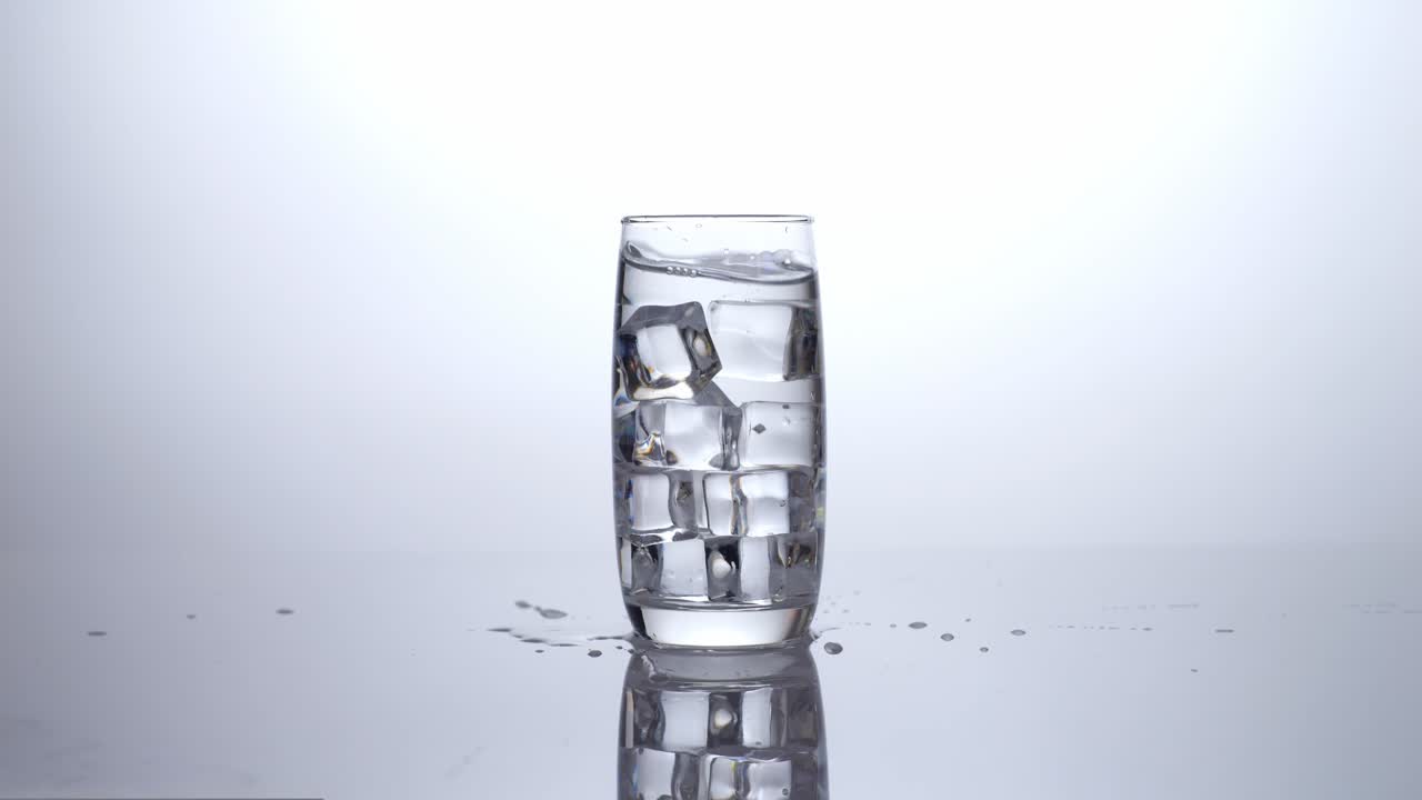 un vaso de agua con hielo