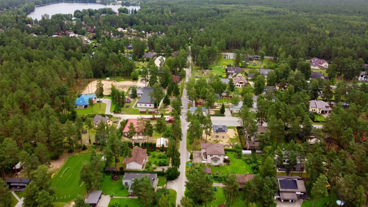 Moderne luksusforstæder i Langstini, Letland, luftfoto