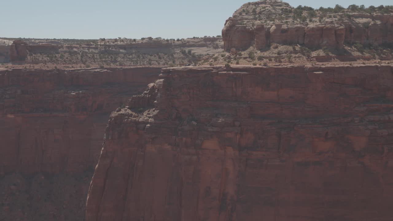 Zoom all'indietro da un'alta scogliera desertica nello Utah centrale.