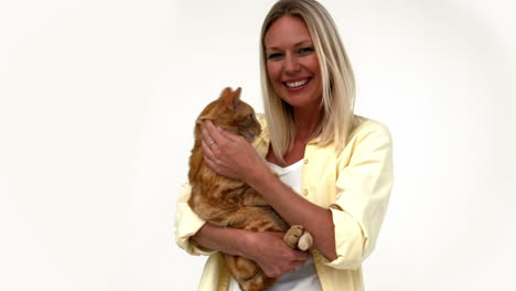 rubia feliz con un gato de mascota