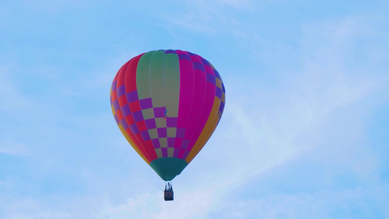 Mongolfiera a motivi nel cielo