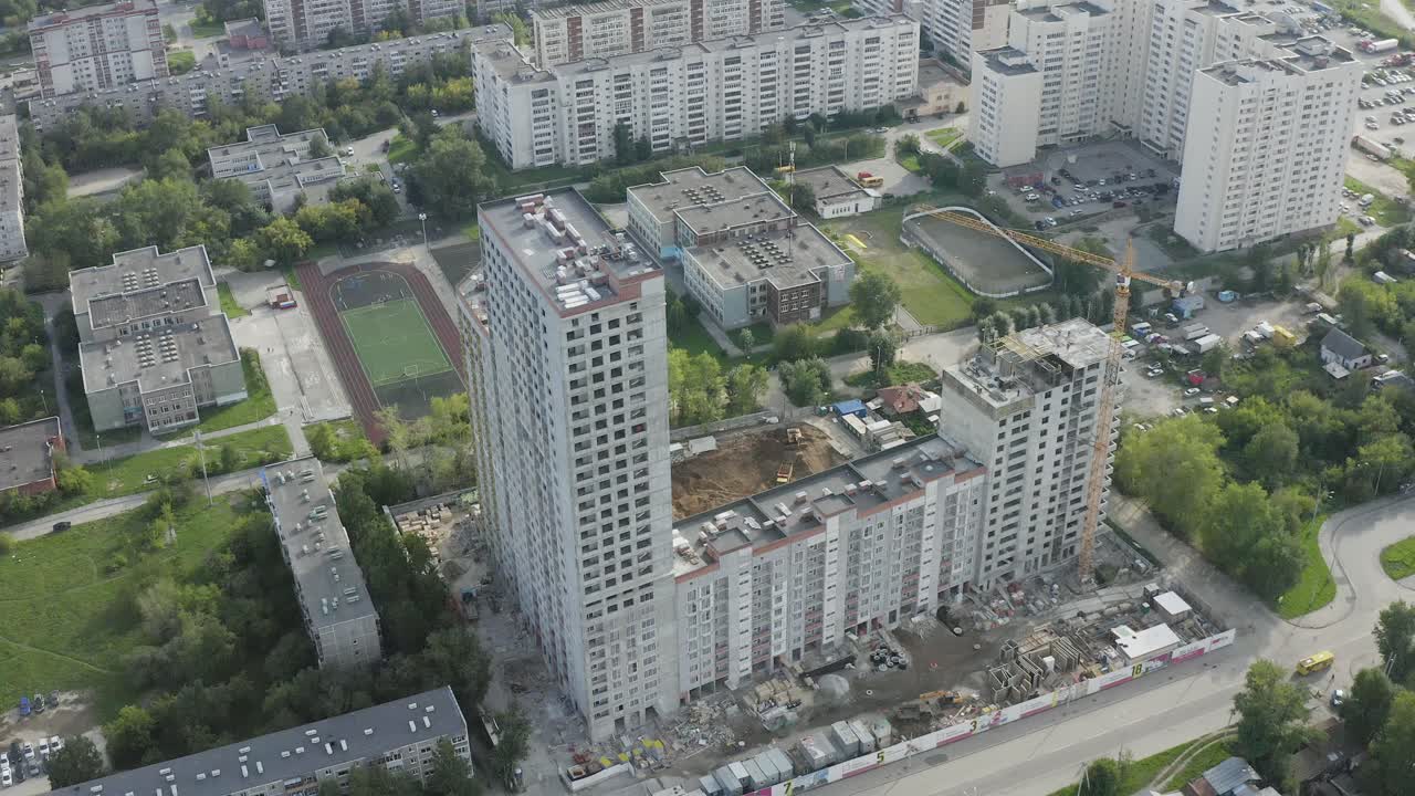 vista aérea de un sitio de construcción urbana con edificios de apartamentos de gran altura en desarrollo.