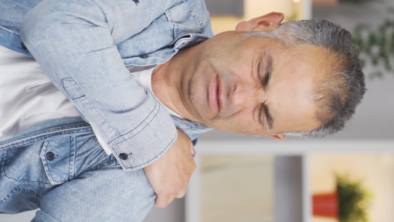 Video verticale di uomo con dolore alla spalla