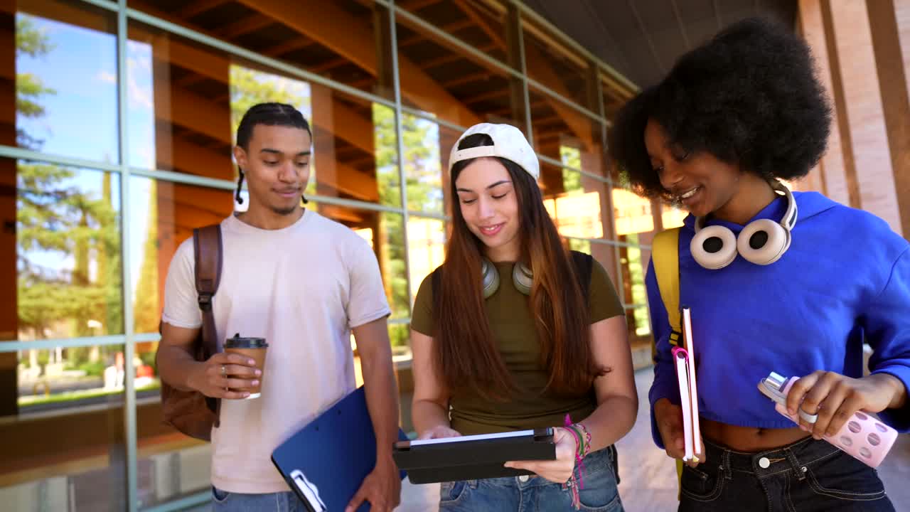 Gruppo eterogeneo di giovani studenti che camminano e parlano nel campus