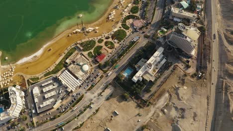 4k drone aéreo de arriba hacia abajo disparó montañas rocosas cerca de la zona hotelera del mar muerto