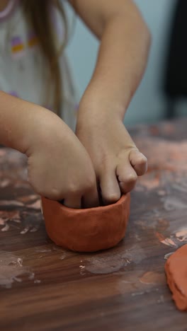niños que crean cerámica