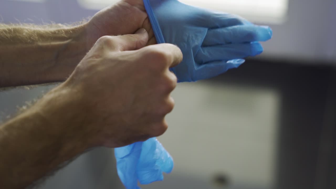 ponerse guantes médicos azules