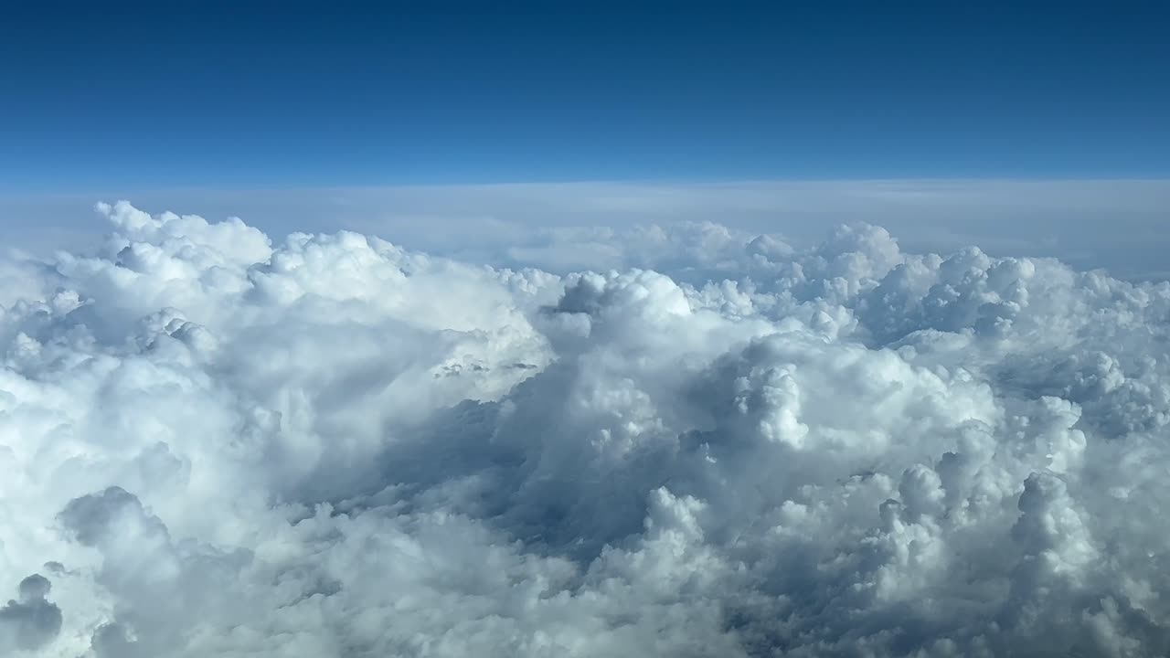 파란 하늘을 가로질러 날아다니는 폭풍우 구름이 크루즈 레벨 아래로 울부고