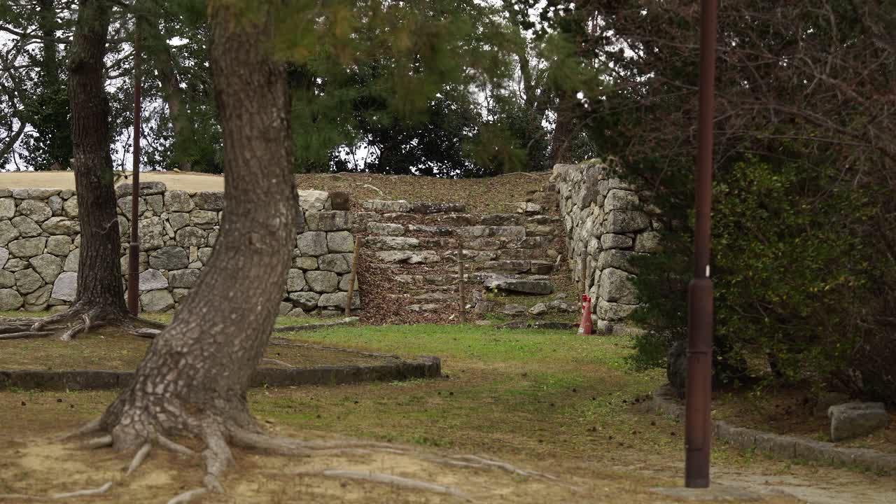 Antiche rovine delle mura del castello giapponese