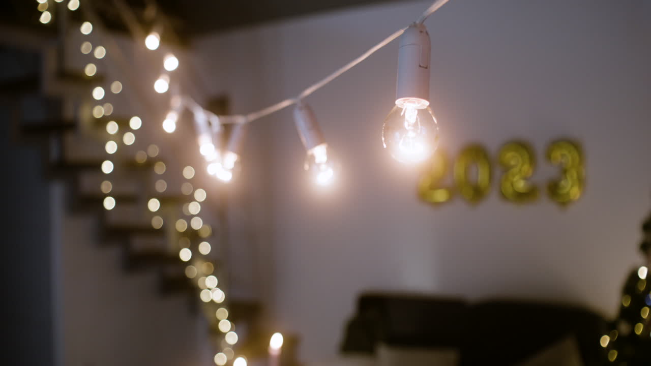 거실에서 새해 전날 축제.