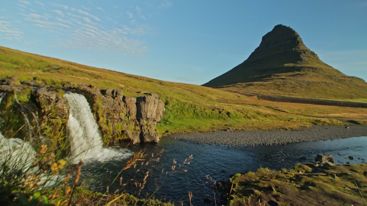 fotografía cambiada de enfoque de la hermosa salida del sol kirkjufell la vista icónica de islandia durante el verano
