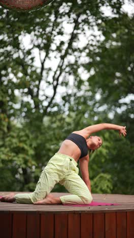 mujer practicando yoga al aire libre
