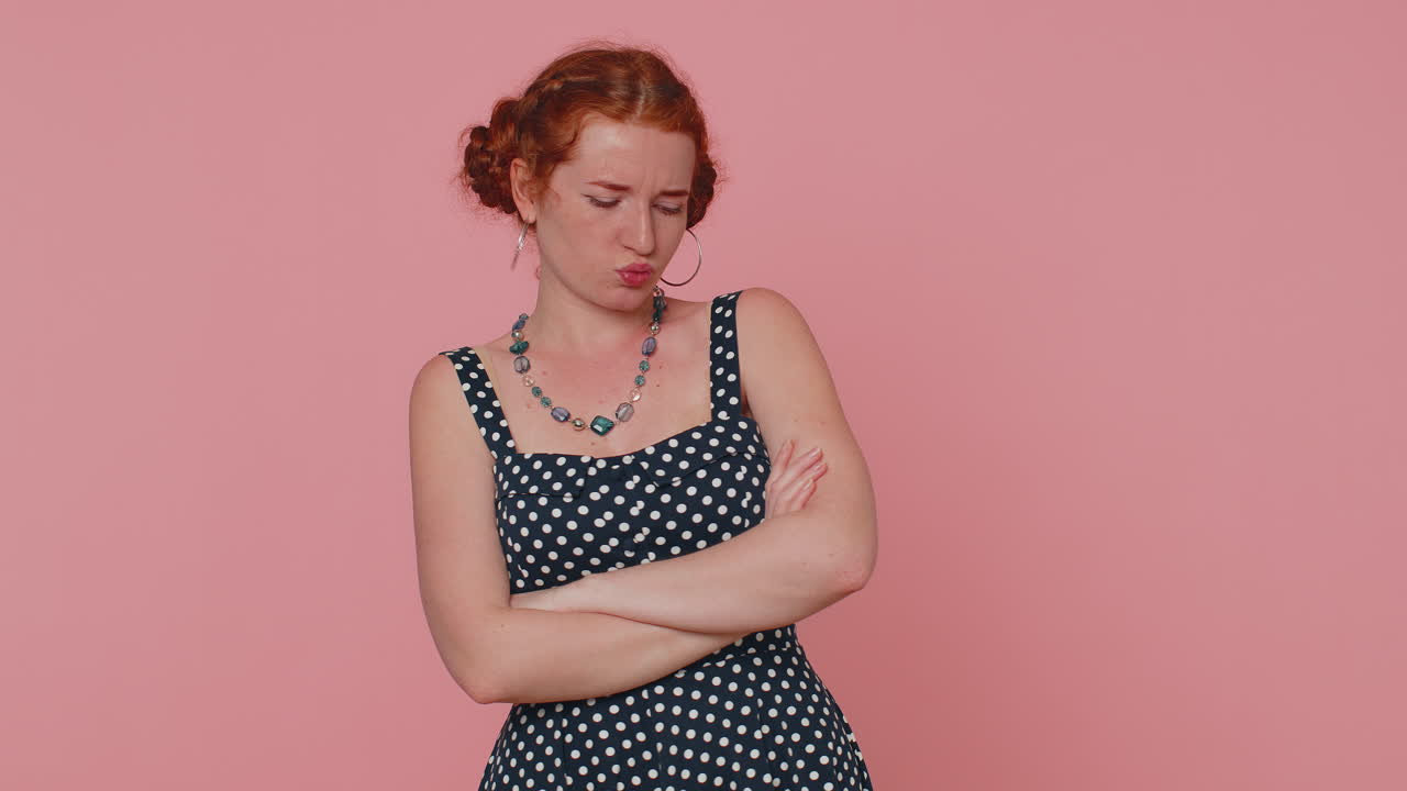 불만족 한 소녀 머리 를 흔들며 아니, 짜증 을 표현 하고 지루 함 을 느끼고 실망 한 결과 나쁜 소식