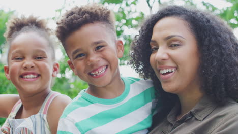 Porträt-Einer-Lächelnden-Familie-Zu-Hause-Draußen-Im-Garten-Zusammen