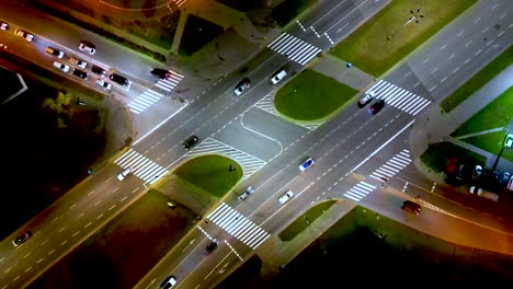 無人機拍攝顯示了壯觀的高架高速公路和道路,橋樑,橋<unk>在夜晚的融合, 交通和基礎設施發展