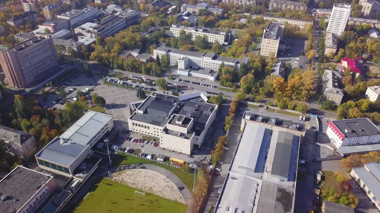 paisaje urbano vista aérea de un centro de la ciudad con colores de otoño