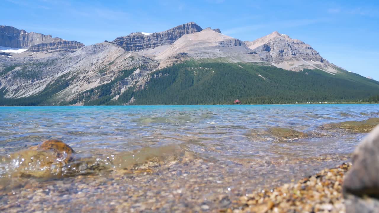Paesaggio naturale presso il bellissimo lago Bow e una catena montuosa nel Parco Nazionale di Banff, Alberta, Canada, in estate