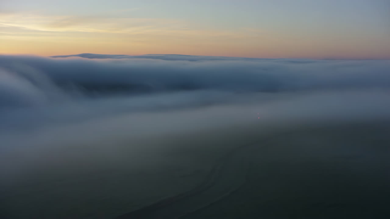paisaje montañoso brumoso al amanecer