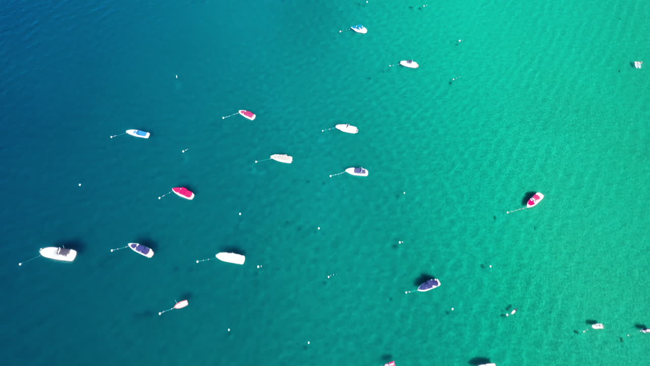 vista superior aérea de muchos barcos amarrados en aguas cristalinas en el lago tahoe