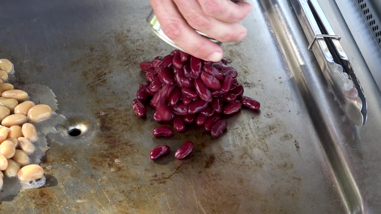 frijoles y legumbres saludables cocinados en una sartén grande, fijados de cerca