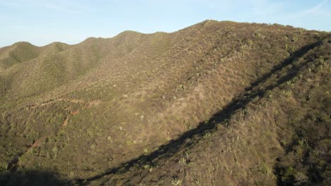 drone disparado sobre las áridas montañas de la costa de santa marta, colombia