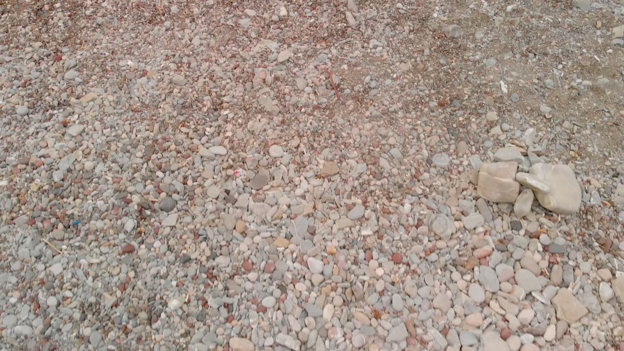 воздушный беспилотник кинематографические замедленные кадры пляжа на адриатическом море в черногории